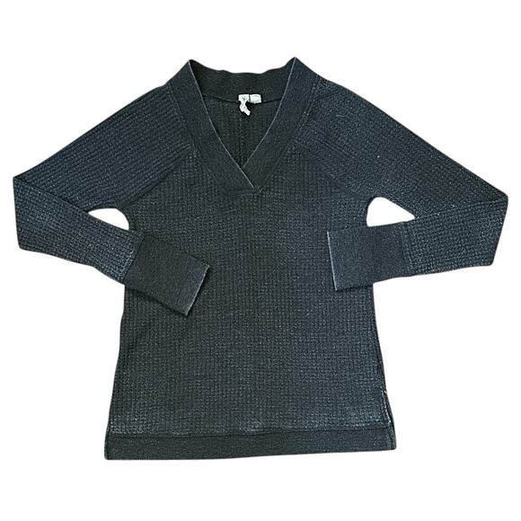 Others Follow Tops - Others Follow Long Sleeve V-Neck Lightweight Gray T-Shirt Women's Small